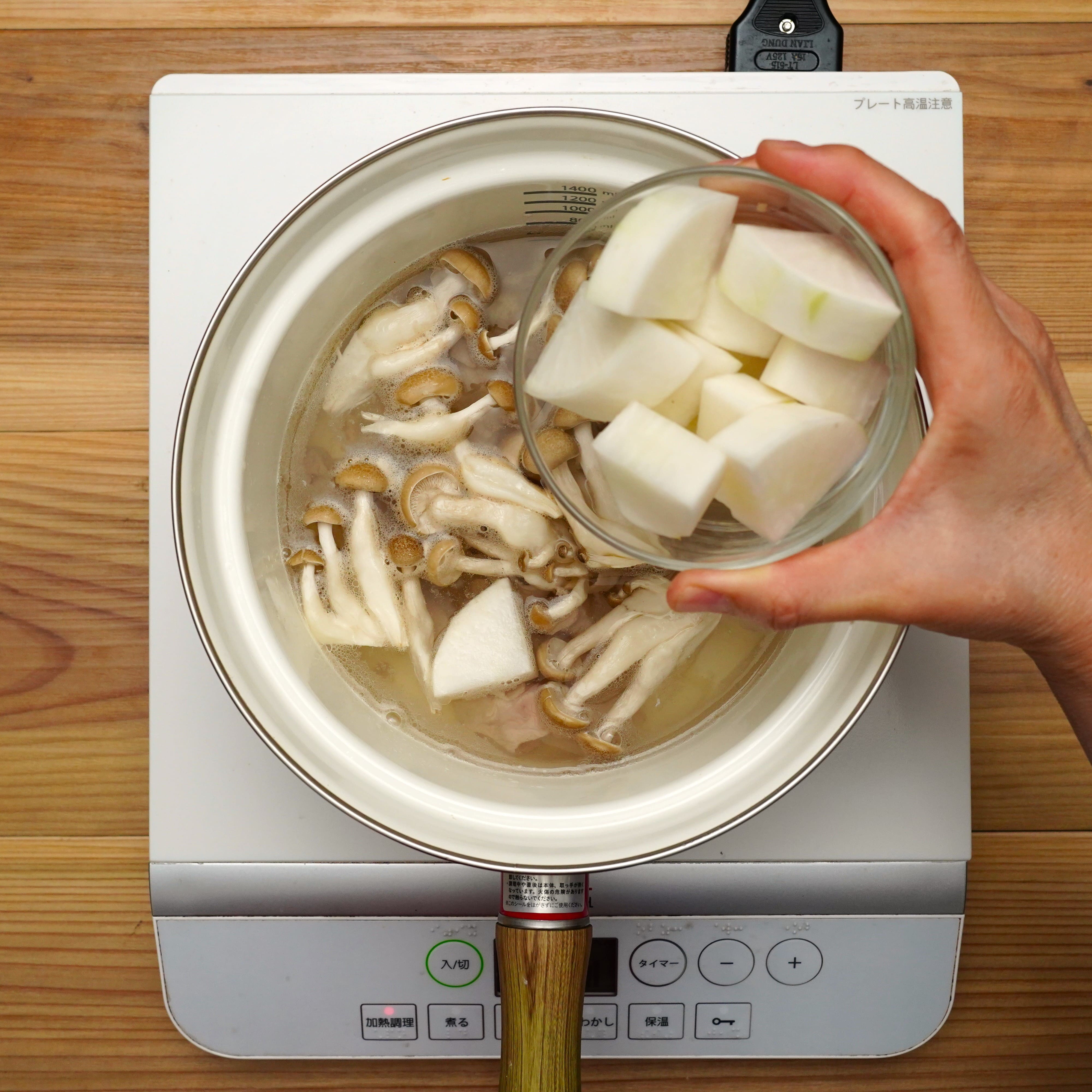 肉の色が変わったらAの調味料・しめじ、大根を入れて蓋をし、中火で大根が柔らかくなるまで煮る。