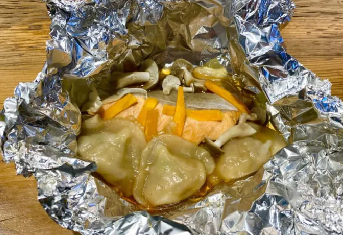 鮭とぷるもち水餃子のホイル焼き