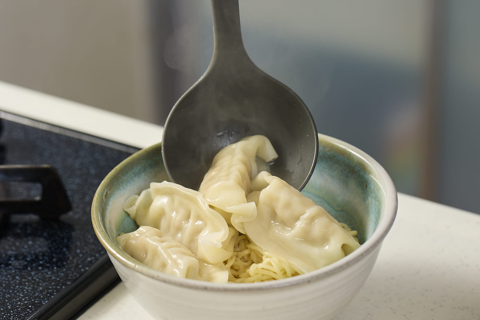 麺と餃子だけを取り出して、器に盛る。