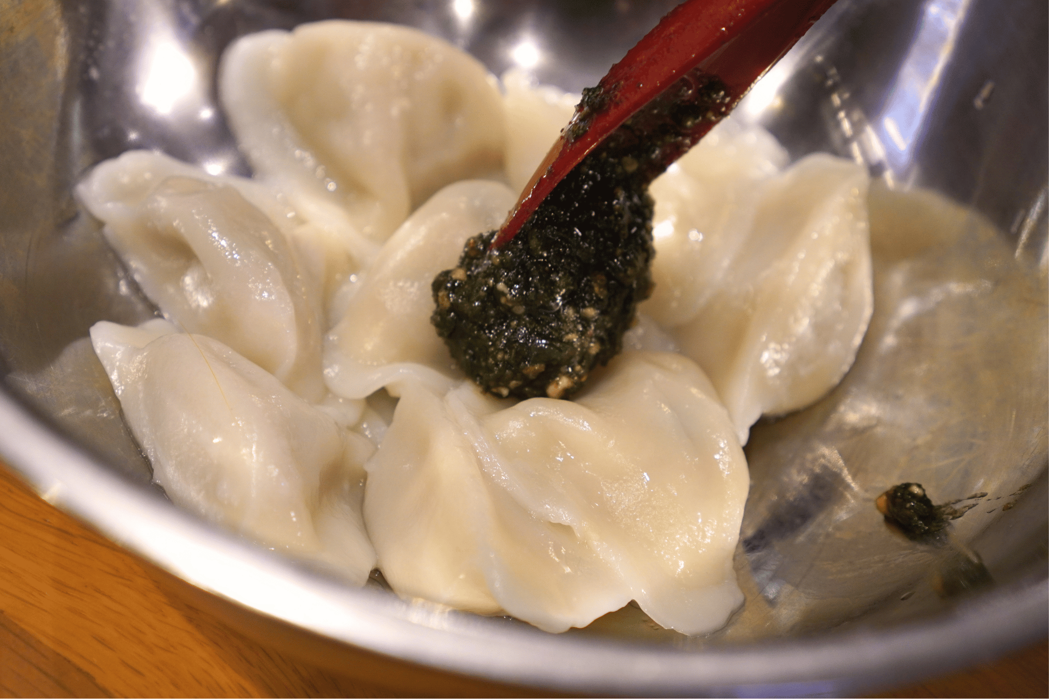 ボウルで①の大阪王将 ぷるもち水餃子と②のジェノベーゼ風ソースを和える。