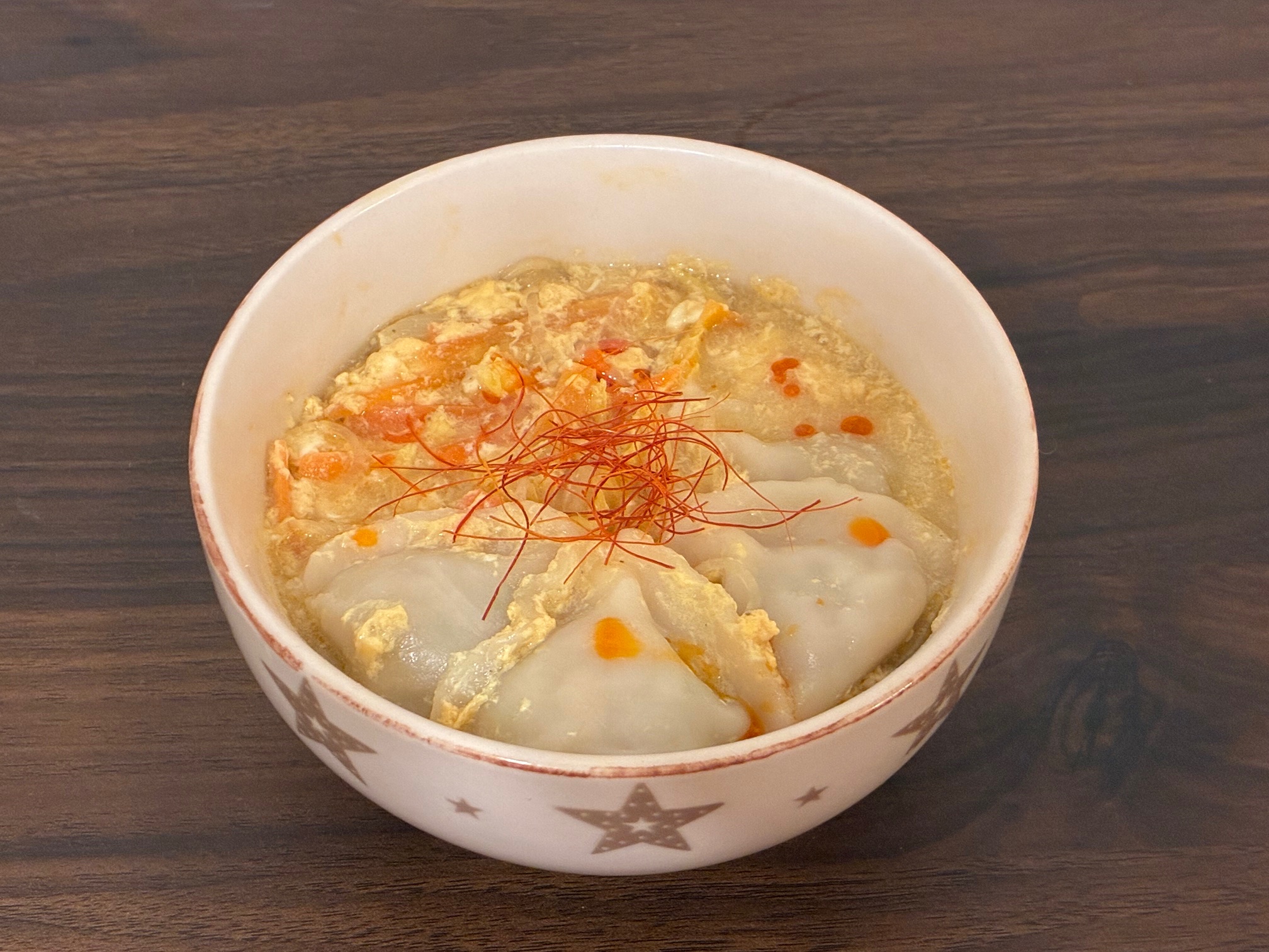 こんにゃく麺で罪悪感ゼロ！<br>冷凍水餃子入り酸辣湯麺風