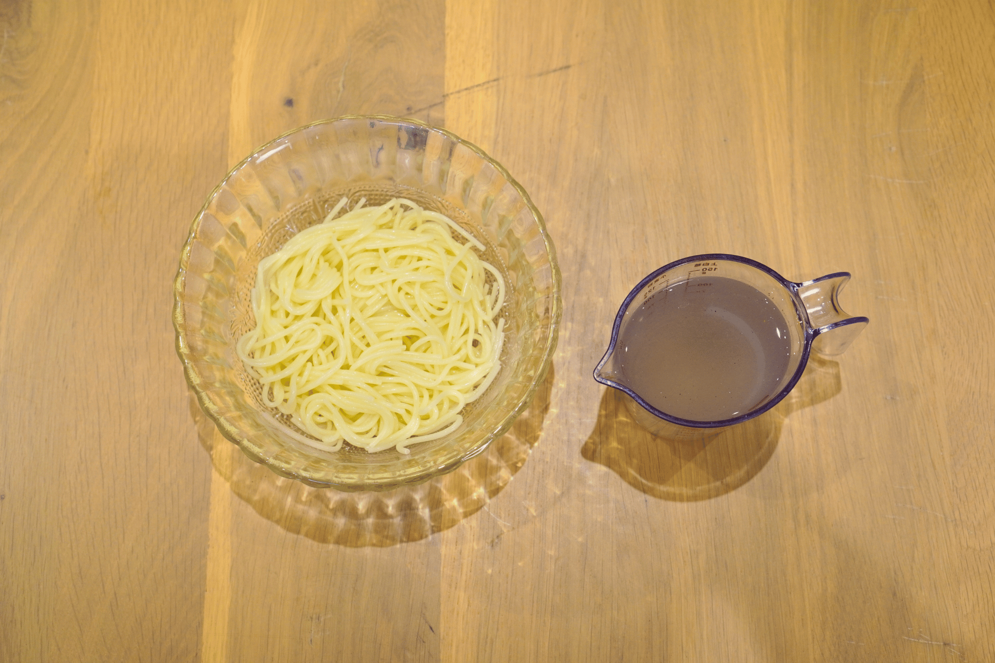 水と鶏ガラスープの素を合わせる。