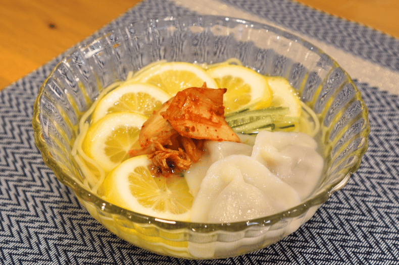 レモンでさっぱり！ぷるもち水餃子の冷麺風レシピ