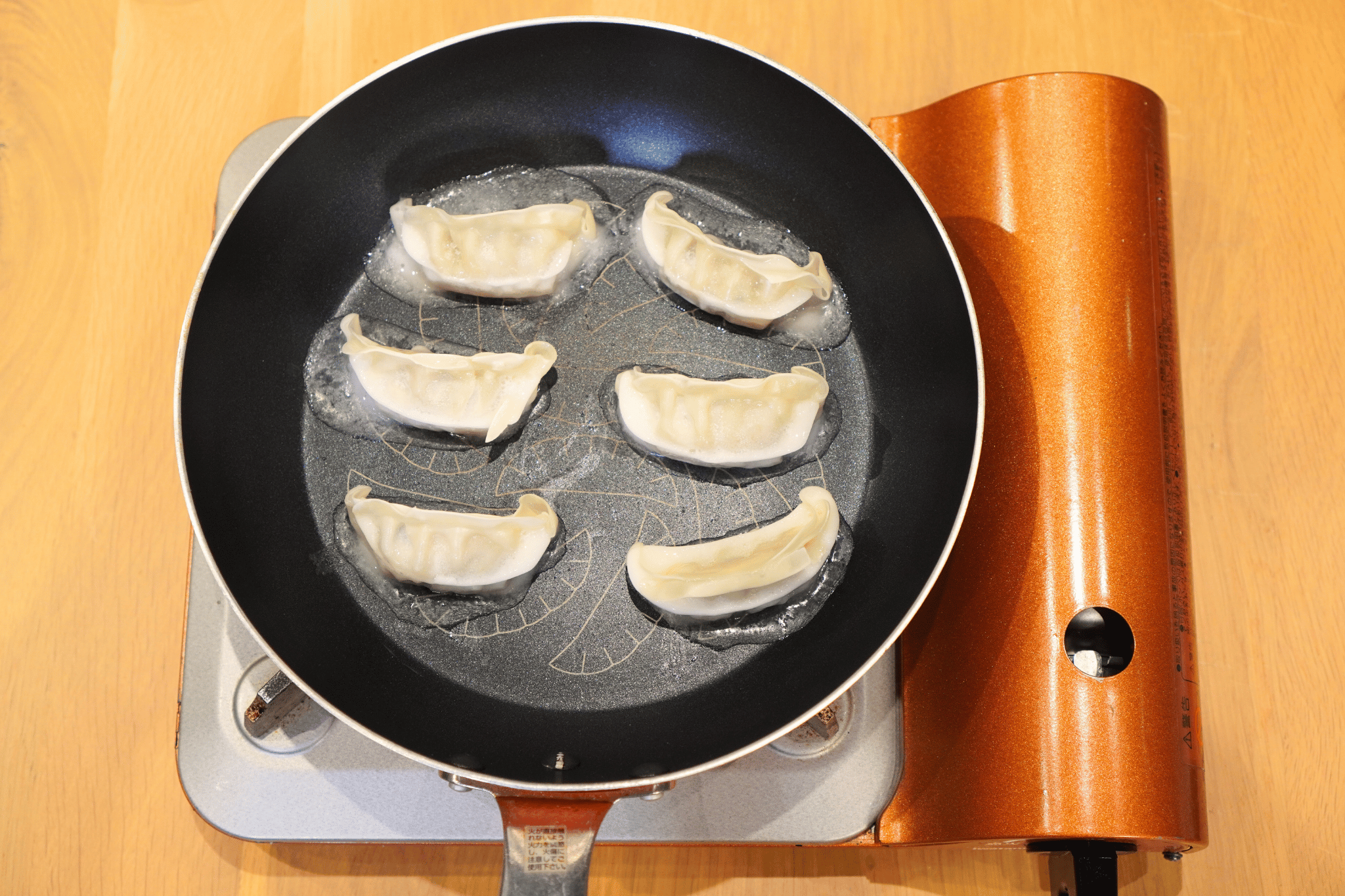 大阪王将  羽根つき餃子をパッケージの表示通り焼く。