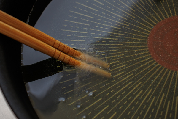 フライパンに油を入れ、170度に熱する。

【170度の確認方法】菜箸を水で濡らし、水気をふき取る。菜箸を油の中に入れ、全体から細かい泡が出てくる程度。