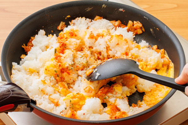 ご飯と具材を加えて、ヘラなどで切るように炒め合わせる。