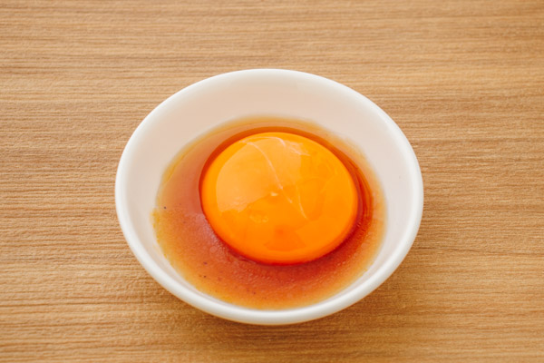 完成です。卵黄を崩し、付属のタレとよく混ぜてから餃子に絡めてお召し上がりください。