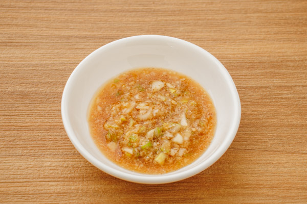 完成です。付属のタレにねぎとごまの風味が加わり、餃子によく合います。