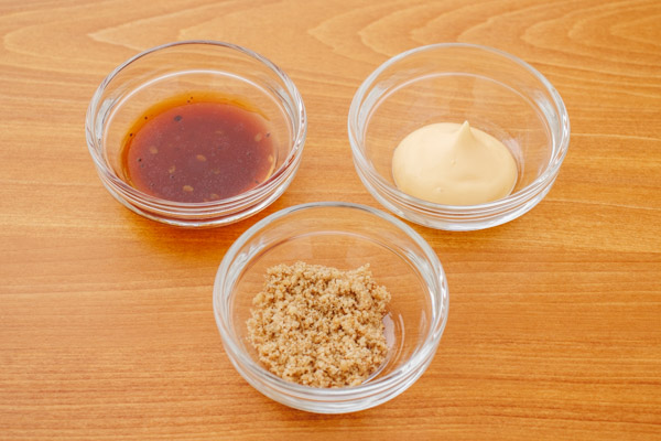 【お手軽ごまだれ】器にマヨネーズ小さじ1、焼き肉のたれ小さじ1、すりごま小さじ1を入れ、混ぜ合わせる。