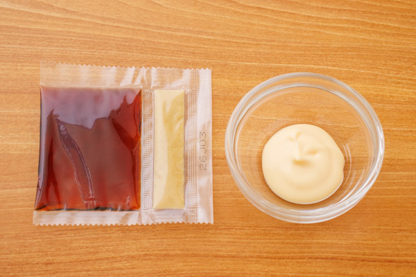 【からしマヨだれ】
器にマヨネーズ小さじ1と付属のからし1袋を入れてよく混ぜ、付属のタレ1袋を少しずつ加えて混ぜ合わせる。