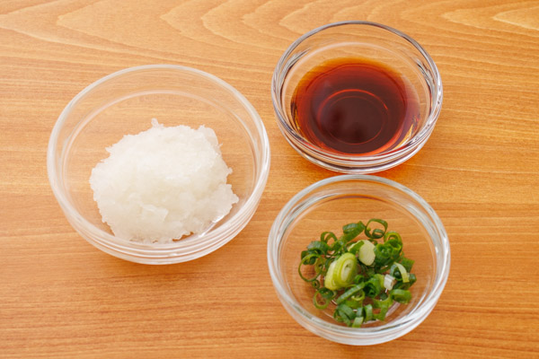 【おろしポン酢だれ】
器に大根おろし大さじ1、ポン酢しょうゆ小さじ2を入れ、小ねぎ（小口切り）少々をのせる。