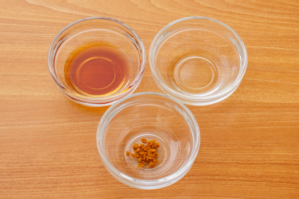 【和風カレーだれ】
器にめんつゆ（2倍濃縮）小さじ1、酢小さじ1、カレー粉少々を入れ、混ぜ合わせる。