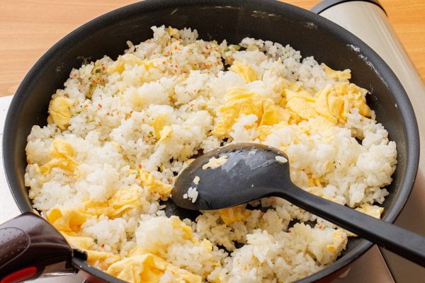 ご飯と具材を加えて、ヘラなどで切るように炒め合わせる。