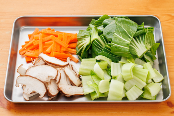 にんじんは短冊切り、しいたけは薄切り、チンゲン菜は茎と葉に分けて2cm程度のざく切りにする。