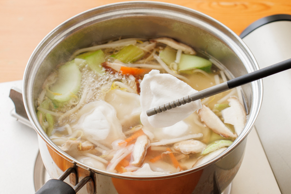 再び煮立ったら凍ったままの大阪王将 ぷるもち水餃子を入れ、中火で約5分煮る。